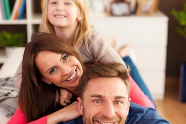 portrait-pyramid-from-loving-family-sofa-min